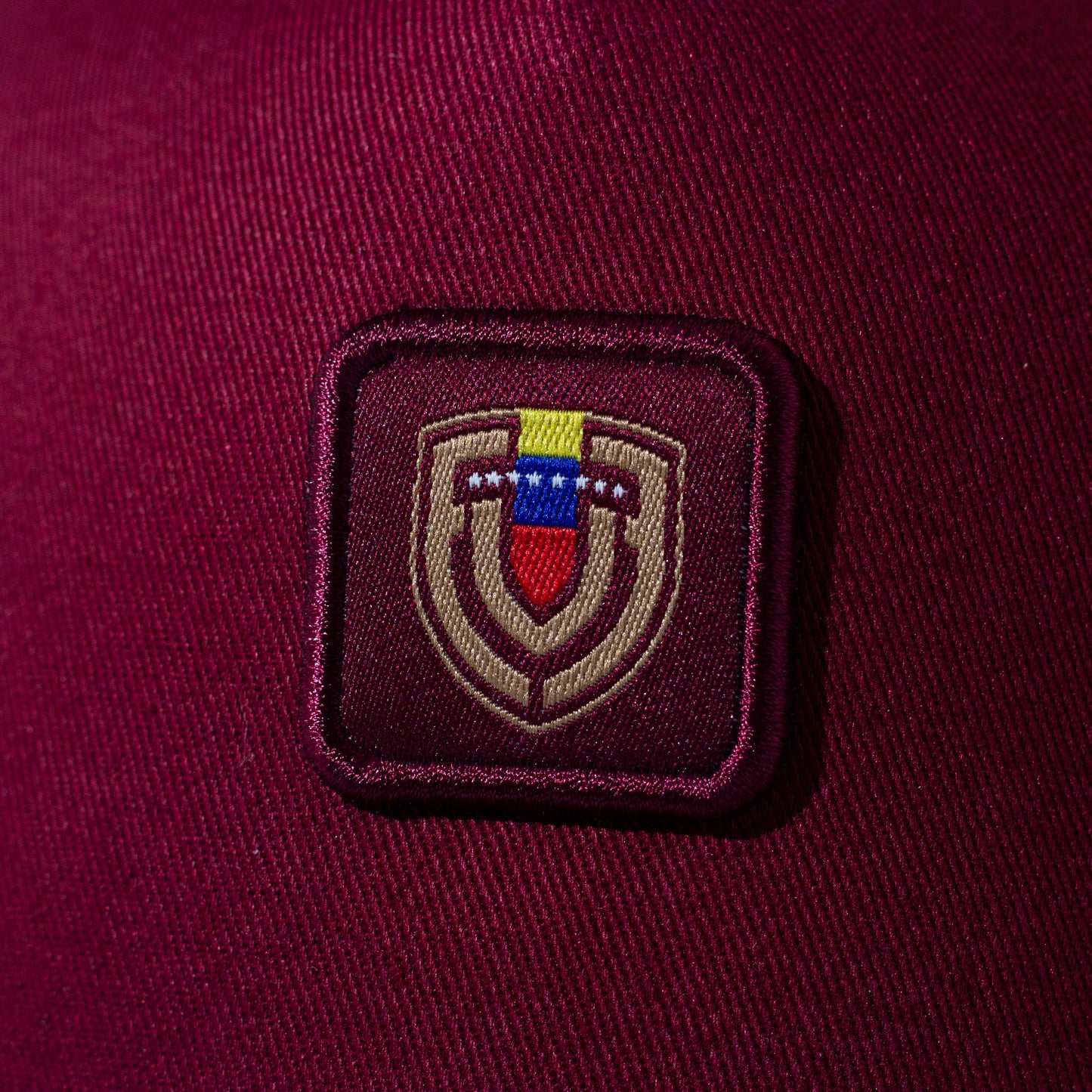 GORRA 5 PANELES | LA VINOTINTO MANO TENGO FE | JAGI X FVF